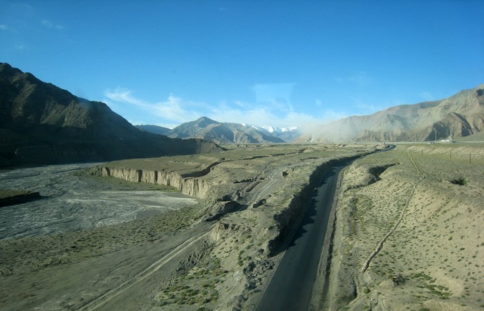 　青藏公路也跟青藏鐵路好像是同路，公路影相應更美。<br /><br />　但我坐火車已有些問題，坐公路應會更辛苦，好在現在有青藏鐵路，才有機會輕鬆欣賞青藏沿途美景。