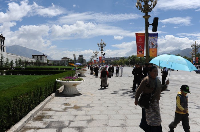 　圍住布達拉宮轉的藏民，藏人順時針圍著寺廟轉是祈禱的意思。