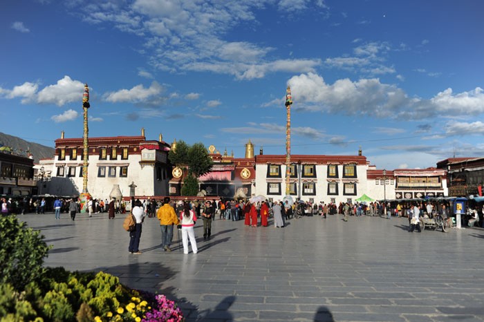 　大昭寺是西藏現存最輝煌的吐蕃時期的建築，也是西藏現存最古老的土木結構建築，開創了藏式平川式的寺廟佈局規式。<br /><br />　大昭寺融合了藏、唐、尼泊爾、印度的建築風格，成為藏式宗教建築的千古典範，大昭寺在藏傳佛教中擁有至高無上的地位。