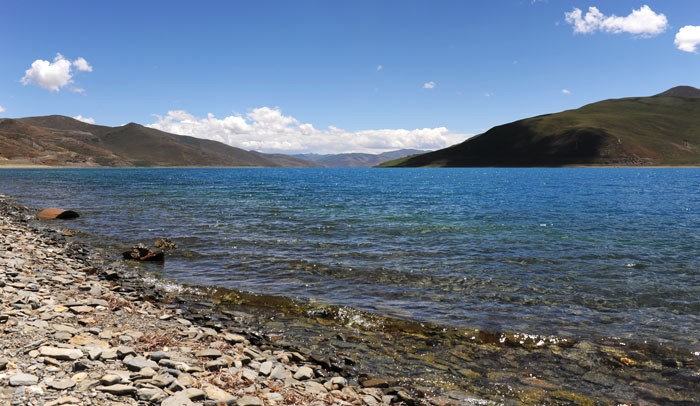 　來到羊湖邊，湖水又不是在山頭上看到的那樣藍得誇張的。
