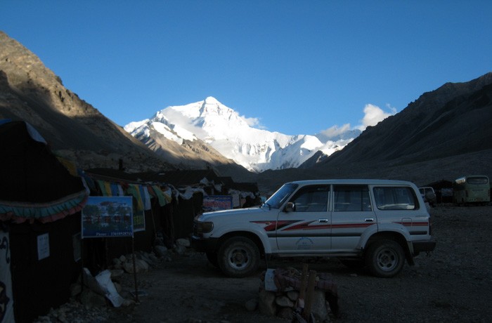 　但見大本營的車全是四驅車，約有三十架左右。可見來西藏的遊客雖然多，但來到珠峰的還是不算多。<br /><br />　我們的中巴，是今天唯一一架上來珠峰的客車，真不簡單。