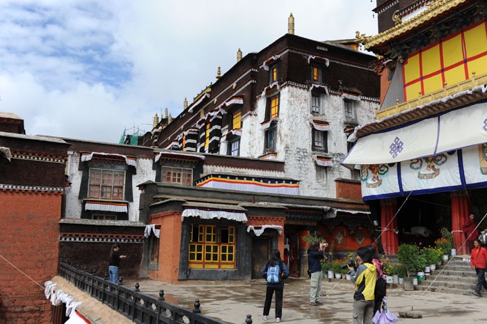 　強烈的色彩對比，藏傳佛教建築在藍天白雲下更顯璀璨奪目。