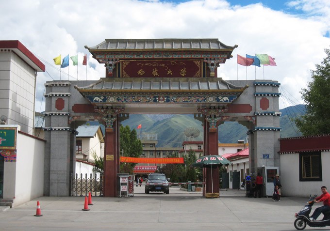 　首先想到西藏大學參觀一下，如我所料不讓進，只能在門口拍一拍照，從門口這樣看過去，好像沒有什麼特點。<br /><br />　據說西藏大學有新校址，但我想多數也不給進，所以也沒有去碰運氣。