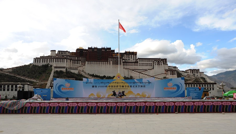 　從大昭巿廣場到布達拉宮約半小時路程。再過三天就是西藏最熱鬧的雪頓節了。廣場上搭起了表演舞台，當日該有盛大表演，今日趁此快拍一張留念，開幕當日哪里輪到老百姓看。