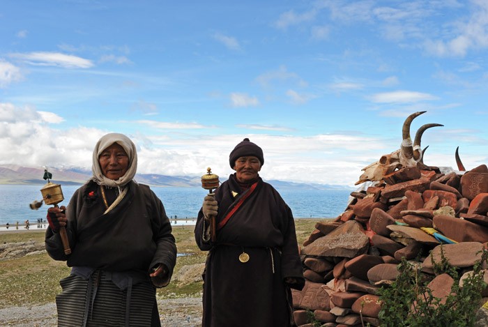 　在湖邊見到兩個老人家，要求拍一拍照。拍完照後，她們和很多小朋友那樣伸出手，我更希望她們此前拒絕我。<br /><br />　很多人說西藏已大不如前，這該是一大方面吧。