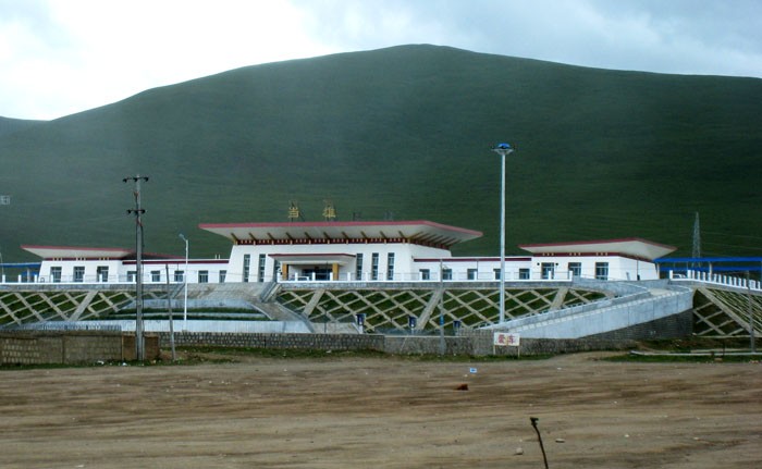 　初時還以為是什麼政府大樓，原來是青藏鐵路的當雄站。