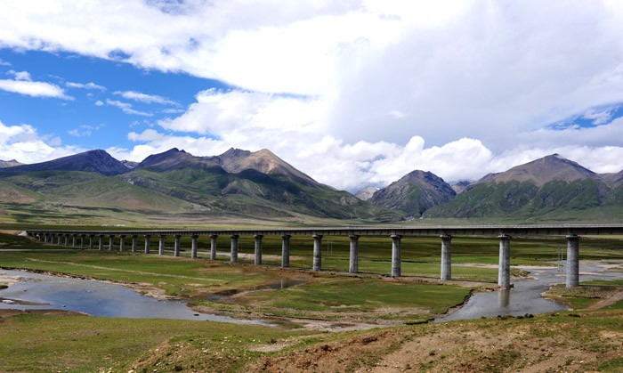 　此時才醒覺這是青藏鐵路橋。