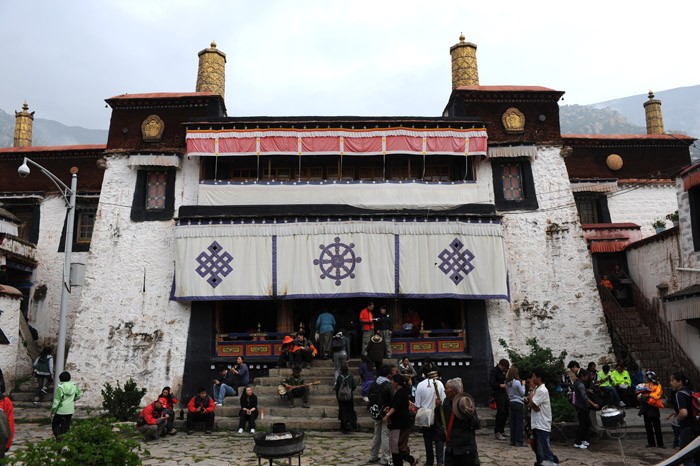 　哲蚌寺是一座名僧大佛輩出之寺，一世至五世達賴喇嘛都曾在哲蚌寺居住，五世達賴喇嘛直到受清朝皇帝冊封，布達拉宮擴建以後才搬到拉薩城內。