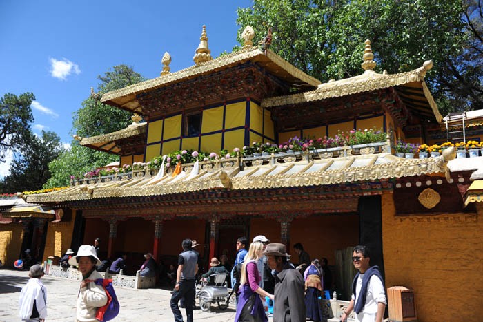 　在表演場地旁有一金碧輝煌的小建築物，我猜是當年達賴喇嘛的觀戲台。