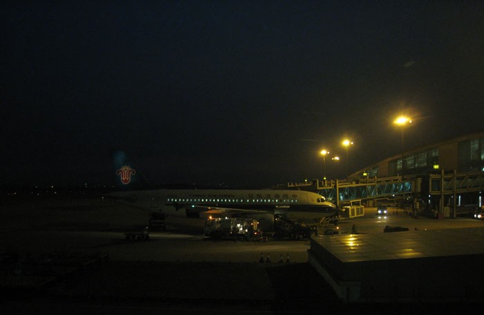 　飛機經停重慶後，旁晚七點回到廣州機場。<br /><br />　高溫天氣已告訴我們已回到原來的世界了。