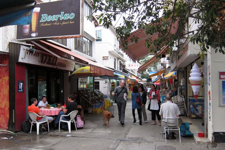 　再走入一些便熱鬧Ｄ，有不少西式飲食店。原因是1990年香港電燈有限公司在島的西北部菠蘿咀填海建立南丫發電廠後，較多外籍的工程師搬到南丫島榕樹灣一帶聚居，區內漸有一些西式茶座、餐廳，島上中西文化交匯。