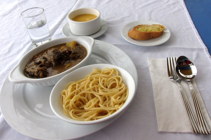 　我的午餐，咖哩牛肉意粉套餐，58元。<br /><br />　為了試下這里的美食，這時已下午三點半了。
