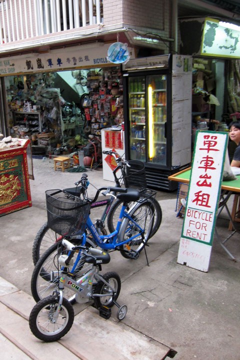 　這里都有少量的單車出租，不過南丫島更適合於步行。