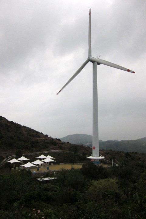 　其實風力發電除了環保外，其實也是一道亮麗的風景線。<br /><br />　澳門周邊的地方都建了風力發電站，不知道澳門為何不發展呢？看來還是依法賤價批地建賭場、起豪宅效益比較高吧。