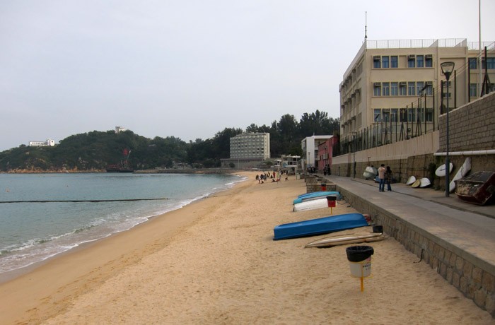 　沙灘另一邊，遠處是長洲唯一的酒店。