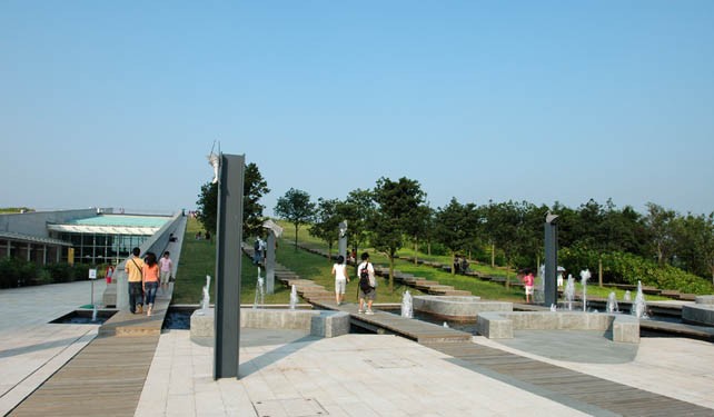 　龐大的公園綜合體掩在綠色植被之下。