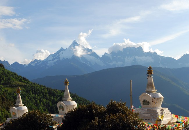 　飛來寺看雪山，藏民心中的神山。