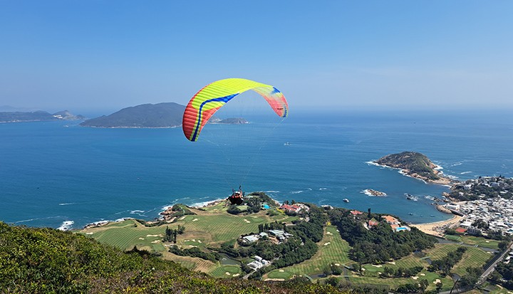 　除了景美外，風流也很適合玩滑翔傘，只見滑翔傘沿山邊不停來回，羡煞行山客。