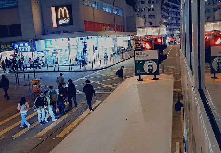 　由筲箕灣坐到港澳碼頭坐了約一小時，平時多數地下行。在電車上可慢慢認識一下香港。<br /><br />　電車印象很慢，但其實車速並不慢，只是太多站，一個小時左右車程，停了三十幾個站。