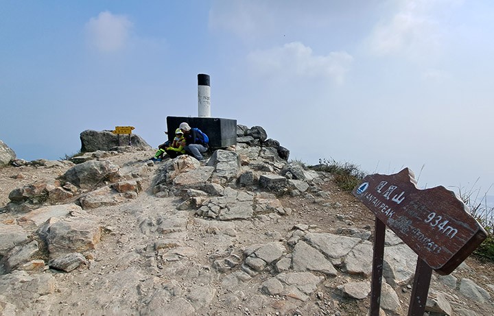 　一個半小時後登頂。<br /><br />　山巔處怪石嶙峋，故此又名為「爛頭山」，英語則名為Lantau Peak。