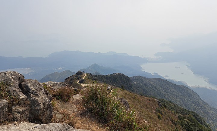 　小休二十分鐘後，南脊回落。