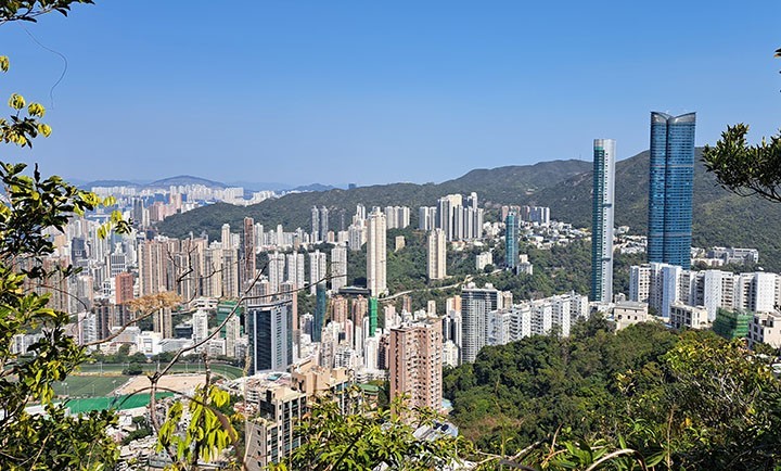 　除了馬尾，也可以見識一下香港的高樓大廈。在高山斜坡上建這麼高的大廈，除了香港，估計也沒有太多地方這樣了。不過細想香港還好啦，多是細長的高樓，不像有愛瞞那樣在山坡上建那麼大片的屏風樓。