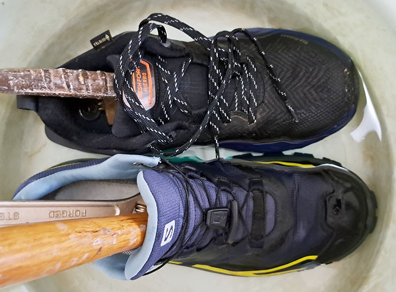 　回來再做下實驗，把New Balance Fresh Foam Hierro v6 GTX Trail shoes與SALOMON XA ROGG 2 GTX一齊浸淺水15分鐘，New Balance內籠不怕濕，SALOMON內籠前外側有些小濕。