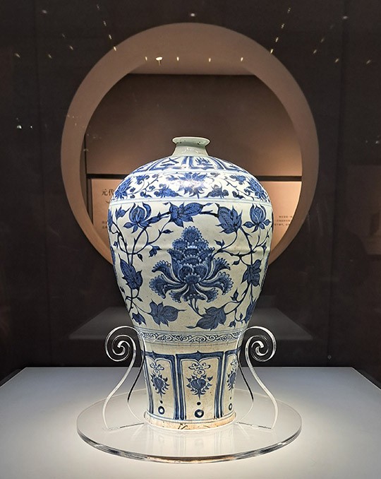 　鎮館之寶---元代『青花纏枝牡丹紋梅瓶』，因為歷史原因而存世稀少的“元青花”，只要是沒有破損的隨隨便便就過億。