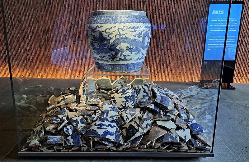 　　景德鎮御窯博物館庫藏著景德鎮市陶瓷考古研究所考古修復的元、明、清官窯落選貢品瓷千餘件。感覺是另一個砌積木的地方。