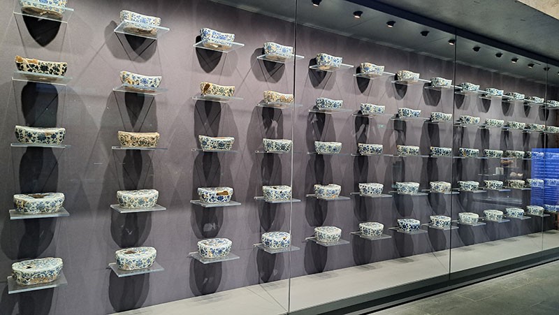 　一般的博物館以展示單個傳世的經典藏品為主，御窯博物館會把同一種器物類型的幾十個標本展示出來。