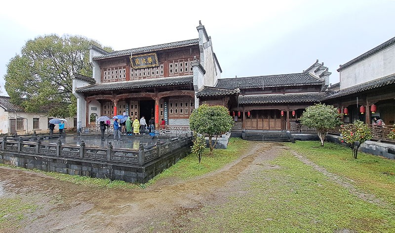 　村內也有不少大宅，承志堂是其中一幢大型宏偉精美的民居代表作。