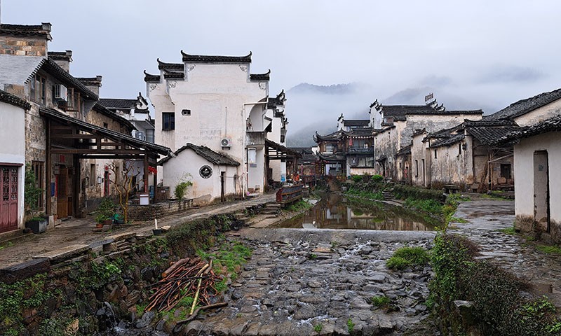 　村中民宅依溪而建。