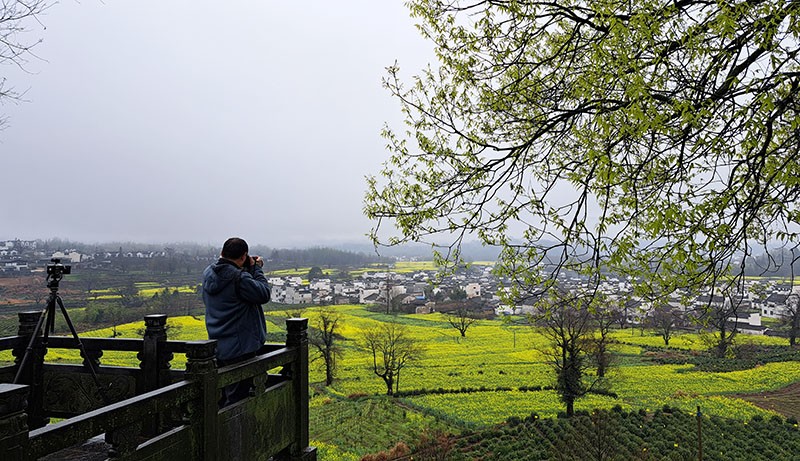 　估計這裡有不少影相佬來取景，村裡乾脆在此建一膫望台，不少遊宏村的攝影團會專門來此拍攝日出，只是春季要看日出該難過中彩票。