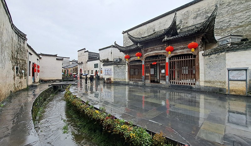 　西遞村四面環山，兩條溪流從村北、村東經過村落在村南會源橋彙聚。村中巷道、溪流、建築佈局相宜，村落空間變化韻味有致。<br /><br />　溪邊的大屋是敬愛堂，敬愛堂原為明經胡氏十四世祖仕亨公之享堂，他的三個兒子為表示兄弟間互敬互愛，故將享堂改建成祠堂，取名“敬愛堂”，也啟示後人須敬老愛幼，族人要互敬互愛。