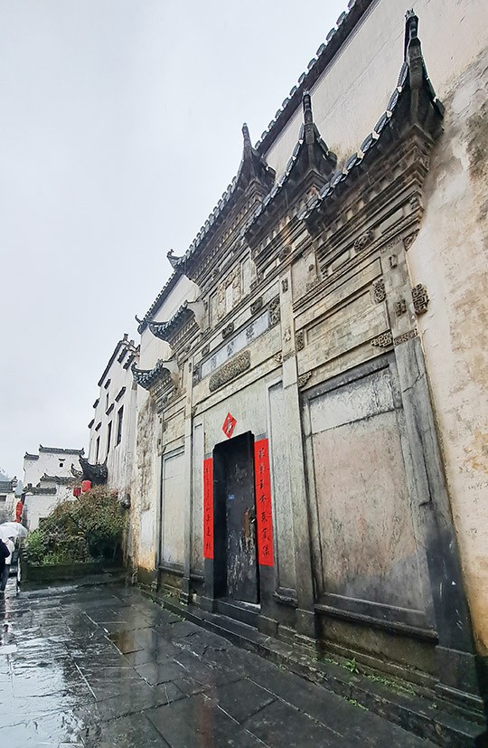 　西遞村存有明清民居300餘幢，保存完好的有124幢。這些古民居風格獨特，造型優美，其“佈局之工，結構之巧，裝飾之美，營造之精”為徽派建築典範，西遞村享有“中國明清民居博物館”之譽。<br /><br />　徽州建築大門均用黟縣青石做框，且均配有門樓（規模稍小一些的稱為門罩），主要作用是防止雨水順牆而下濺到門上。一般農家的門罩較為簡單，在離門框上部少許的位置，用水磨磚砌出向外挑的簷腳，頂上覆瓦，並刻一些簡單的裝飾。富家門樓十分講究，多有磚雕或石雕裝潢，以花鳥蟲魚或歷史場景為題，各有寓意。