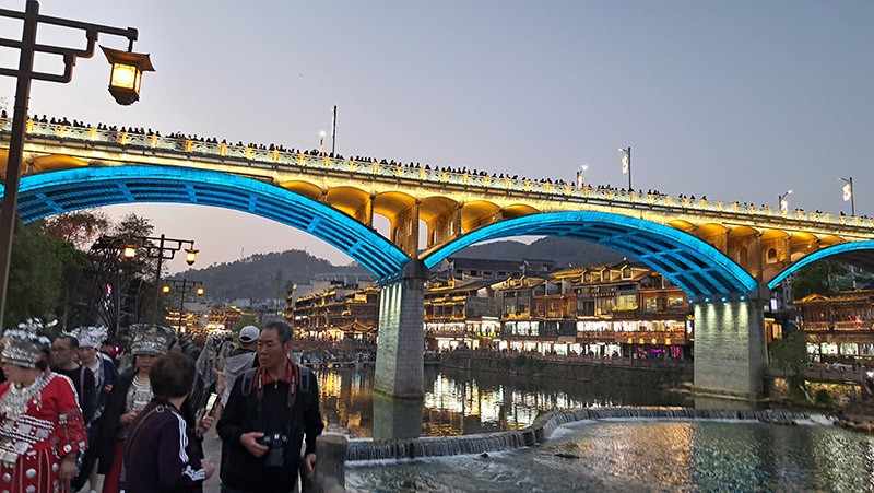 　南華大橋上已站了不少遊客。