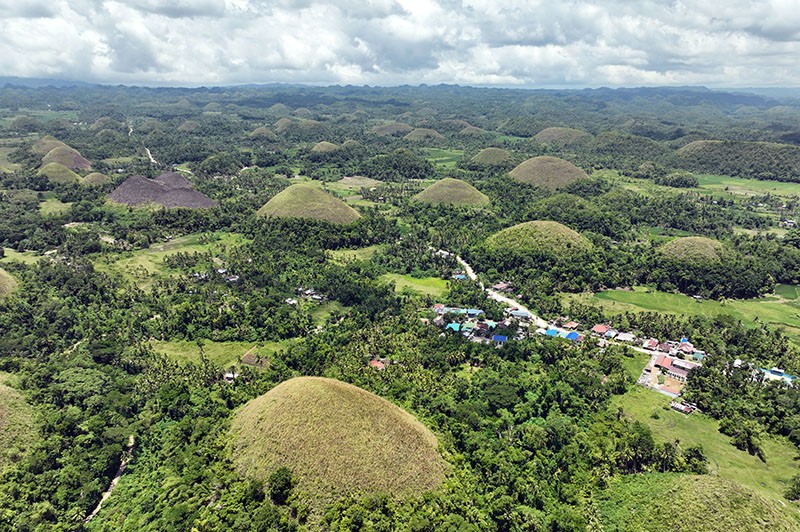　再派無人機看清楚。據說這裡至少有1260座山丘，但可能多達1776座，分佈在50多平方公里的土地上。由於其科學價值和地貌獨特性，於1988年6月18日被宣佈為菲律賓的第三座國家地質紀念遺跡，並被提議列入聯合國教科文組織世界遺產名錄。