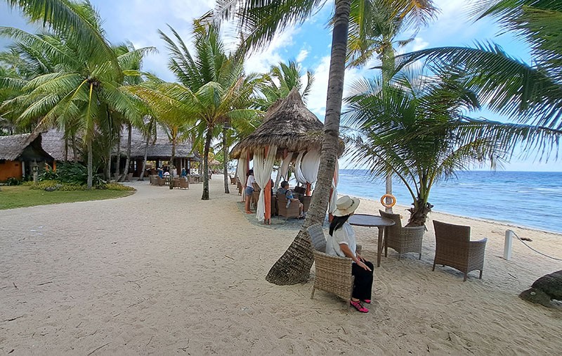 　這間旅館最大的特色是在沙灘邊的餐飲區。