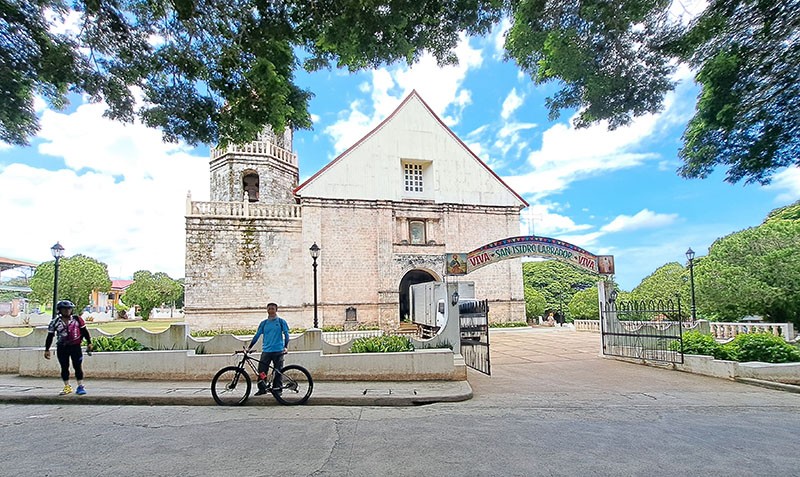 　拉孜教堂（Lazi Church)，建於1857年， 1884年左右完成，是聯合國教科文組織世界遺產候選地。