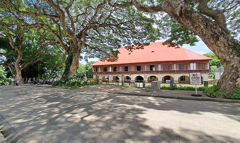 　與拉孜教堂一路之隔的拉孜修道院（Lazi Convent），據說是亞洲最大的女修道院，建於1891 年，也是菲律賓著名的建築之一，現在則成為了一所教會學校。