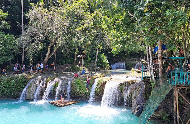 　坎布加海瀑布群（Cambugahay Falls），在此很能感受到開心活力的氣氛。