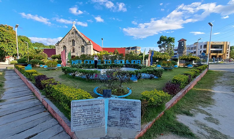 　锡基霍尔港附近的St. Francis of Assisi Parish Convent，这座修道院建于西班牙殖民时代1783年，至今保存完好。