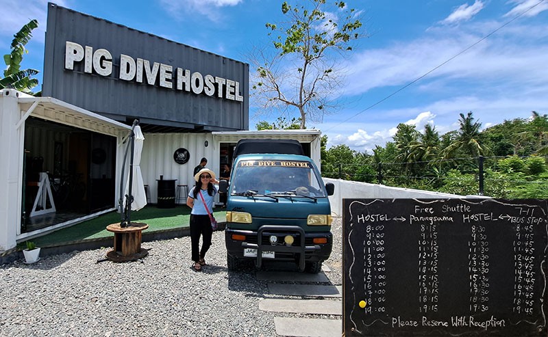 　主幹道離海邊約三公里，旅館位於主幹道與海邊中間，有免費穿梭巴各半小時穿梭於主幹道與海邊。