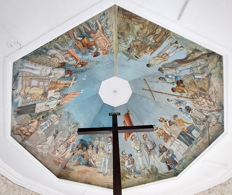 　天花板有彩繪壁畫，描述的是16世紀初麥哲倫來到宿霧島，讓宿霧居民受洗成為天主教徒，以及後來豎立這座十字架的故事。