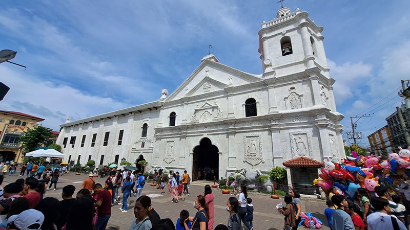 　聖嬰大教堂，於 1565 年建立，現今的建築於1740年修建完成，為現今菲律賓最古老的宗教建築物，1965年，教宗保祿六世將教堂提升至宗座聖殿的地位，並將教堂命名「菲律賓天主教發祥及茁壯之象徵」。<br /><br />　今日是星期日剛好在做彌撒，禮堂裡的信徒都站立向後。