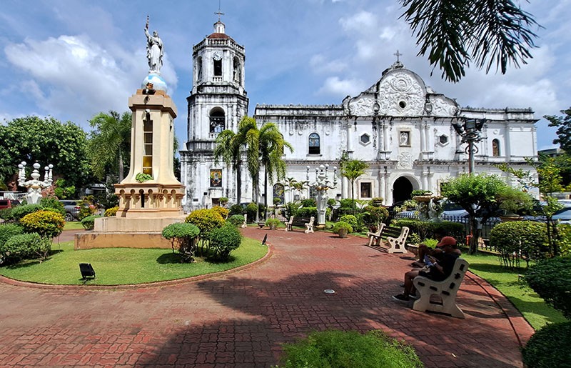 　宿務主教座堂（Cebu Metropolitan Cathedral）。<br /><br />　與聖嬰大教堂一街之隔的宿務主教座堂地位該不比聖嬰教堂低，不過沒什麼遊客，裡面也是正在做彌撒。