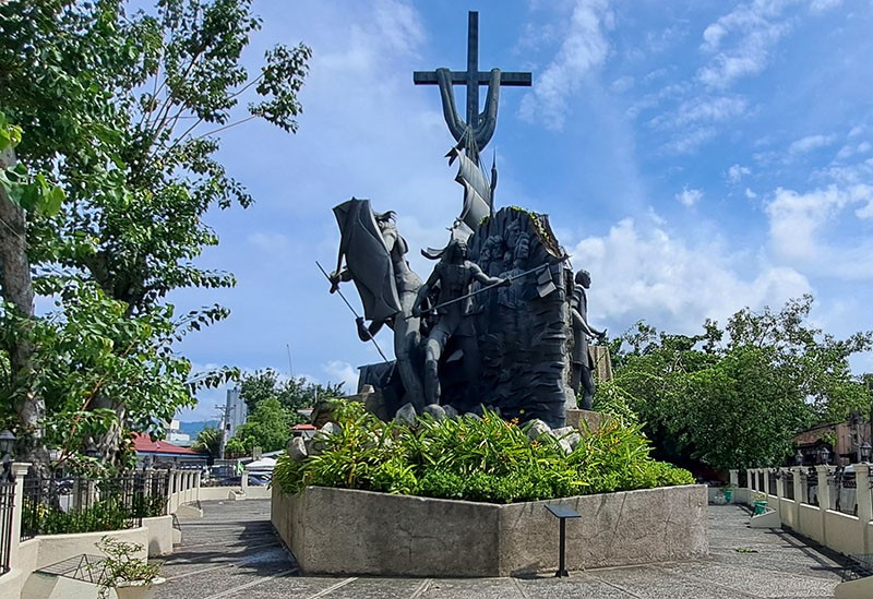 　宿霧遺產紀念碑，2000年落成，通過最具象徵意義的故事，把對菲律賓有重要影響的歷史事件用雕刻展示出來。