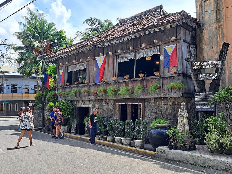 　葉氏古宅大概是在 1675 到 1700 年間蓋的，是來自中國的葉姓商人 (Don Juan Yap) 和菲裔妻子瑪琍亞 (Doña Maria Florido) 打造的家園。