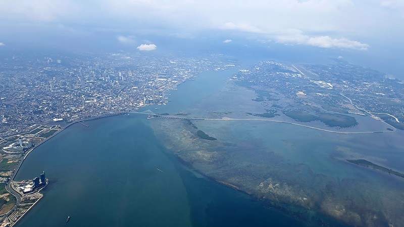 　左邊宿霧市區，右邊機場是麥克坦島，當年麥哲倫就是命喪於此。