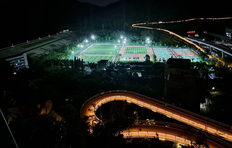 　大鏡山社區體育公園，很多球場。